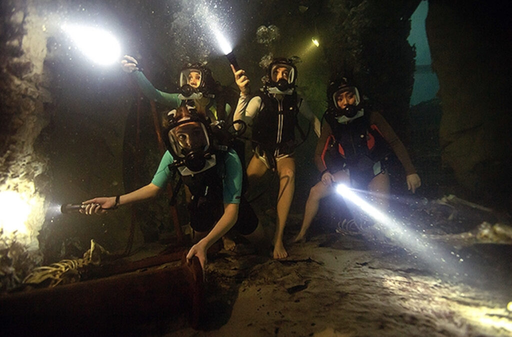 映画『海底47m 古代マヤの死の迷宮』のシーン