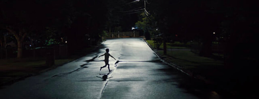 映画『WEAPONS／ウェポンズ』のシーン