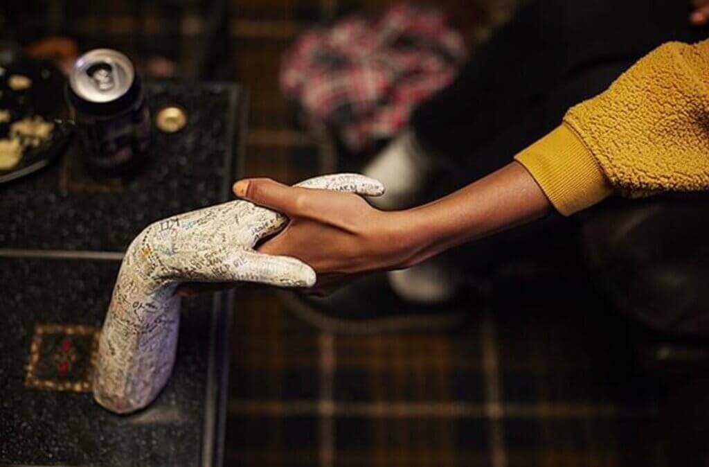 映画『TALK TO ME／トーク・トゥ・ミー』のシーン